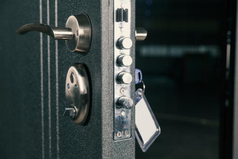 Porte d'entrée à Marly, quelle sécurité pour votre maison ?
